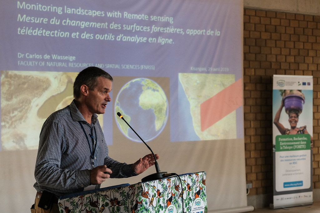 Carlos de Wasseige (NUST) at the 2019 Science Week at UNIKIS, Kisangani - DRC.