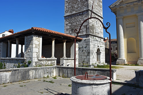 hrvatska croatia istra istria travel višnjan visnjan square loggia well