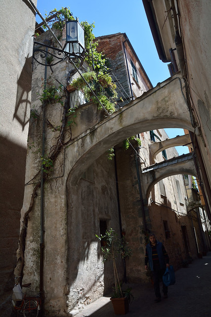 DSC_1339_5313 _ Noli : caruggio. - Typical narrow street of ligurian old villages.