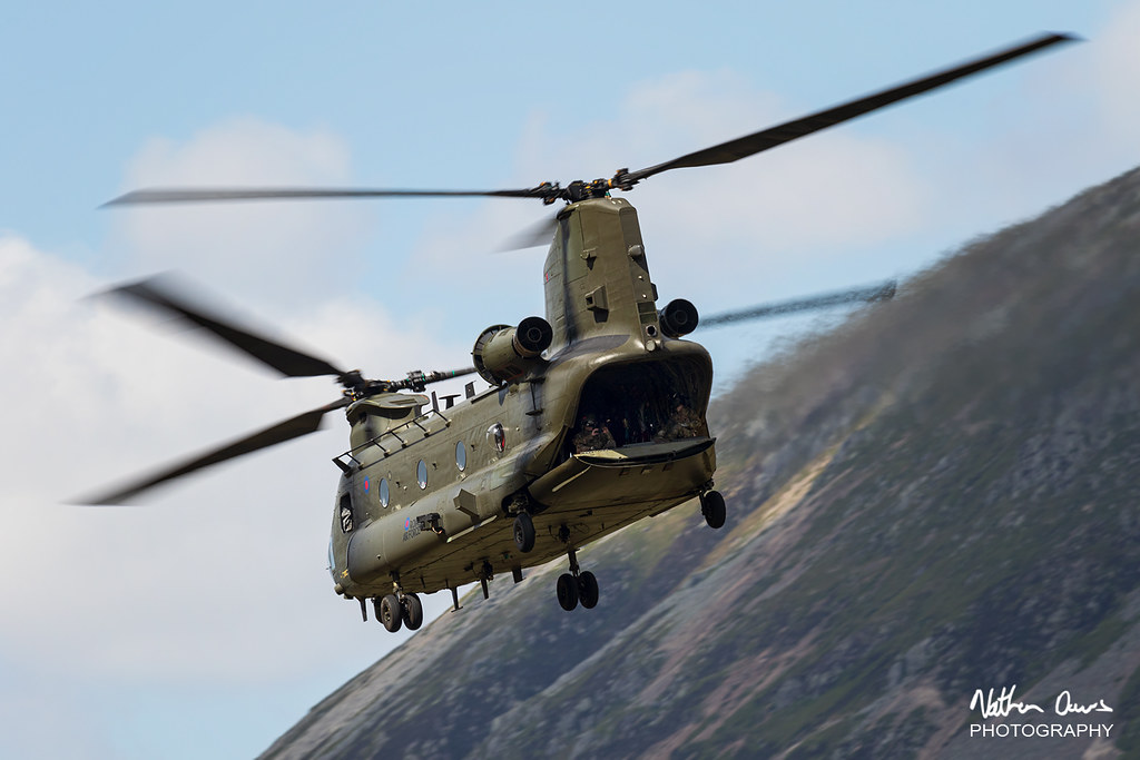 RAF Chinook HC6 ZD981 low level in Northern England