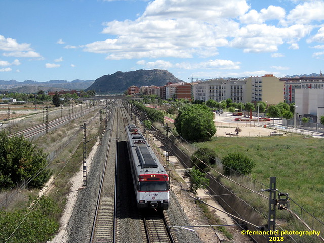 Tren de Cercanías de Renfe (Línea C-2) a su paso por XATIVA (Valencia)