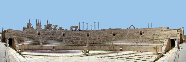 vista de caveas o gradas interior Teatro Leptis Magna Libia 01