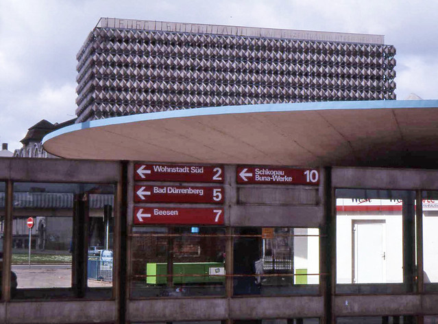 Halle Riebeckplatz, public transport signage, Apr 1995