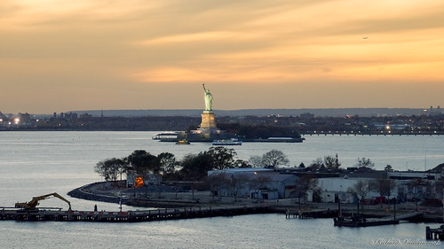 newyork newjersey étatsunis us coucherdesoleilsurnewyork 4059 sunset over new york statue de la liberty avion dans le ciel saariysqualitypictures flickrtravelaward
