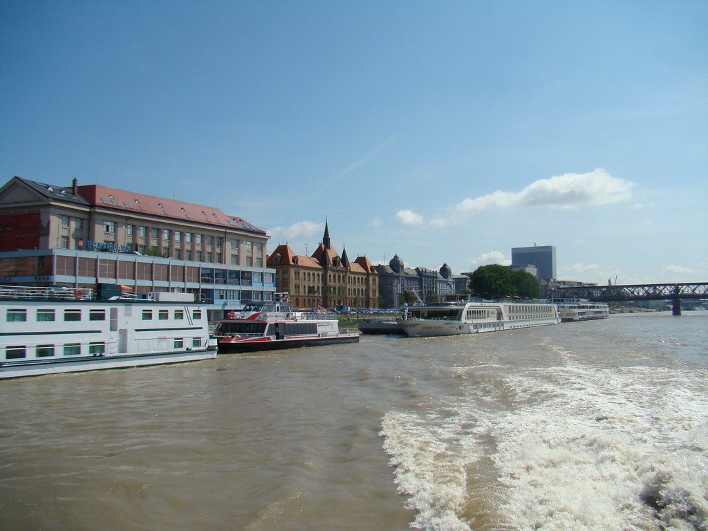 edificio Fajnorka Escuela de ingeniería Industrial mecanica crucero fluvial del rio Danubio Bratislava Eslovaquia 05