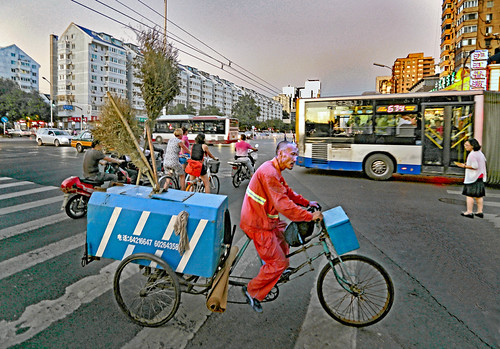 China 2013. Beijing. Roadman in orange at sunset. by Jean-Paul Margnac, Half an hour later, the full moon will arise …
Meanwhile, the heat were still high …margnac jeanpaul