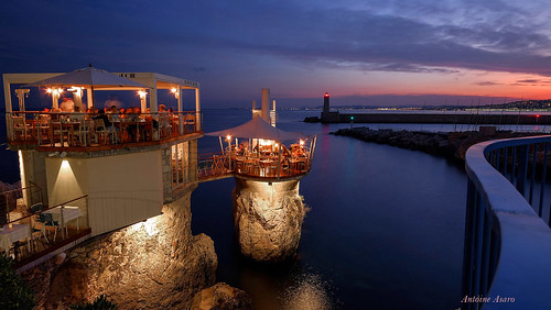crépuscule sunset blue hour tramonto restaurant réserve mer balustrade phare port lumières ville digue ciel bleu