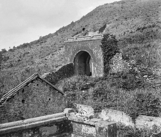 Porte du Col des Nuages (1) - Cổng Huế nhìn từ phía trong lũy phòng thủ trên đèo Hải Vân
