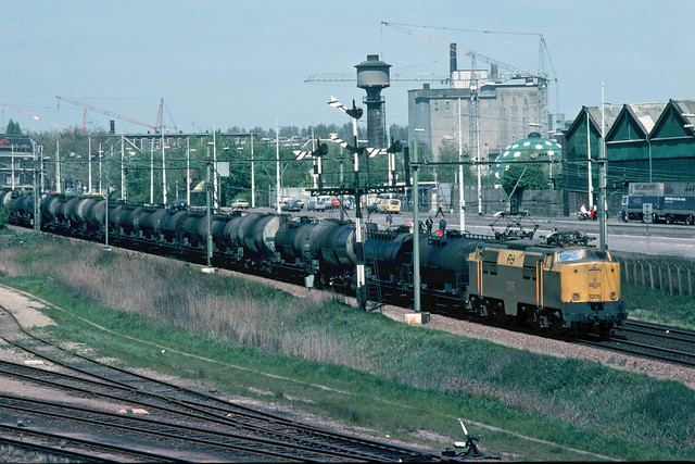 NS 1205 met olietrein te IJsselmonde, 1979.