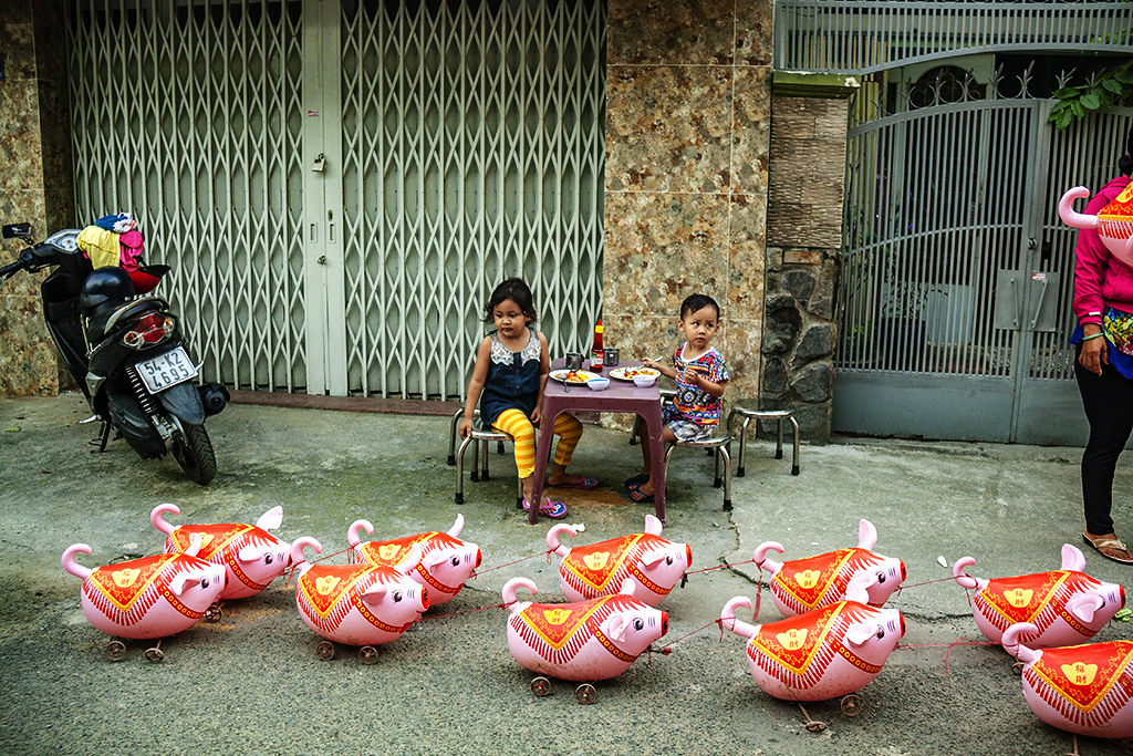 Kids eating breakfast in an alley--Saigon 2