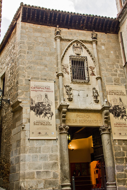 escudo y emblema de los reyes Católicos ventana y portada de la antigua posada, casa, cuartel y cárcel de la Santa Hermandad de Toledo 06