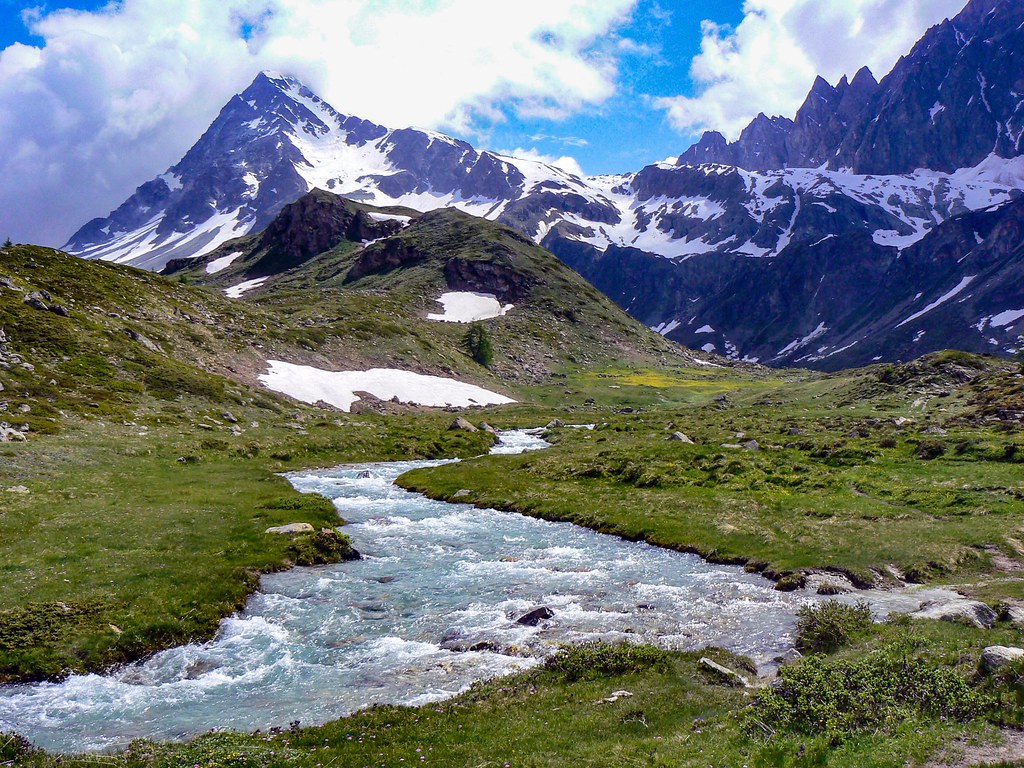 Il torrente delle Acque Bianche e il Mont Gelé