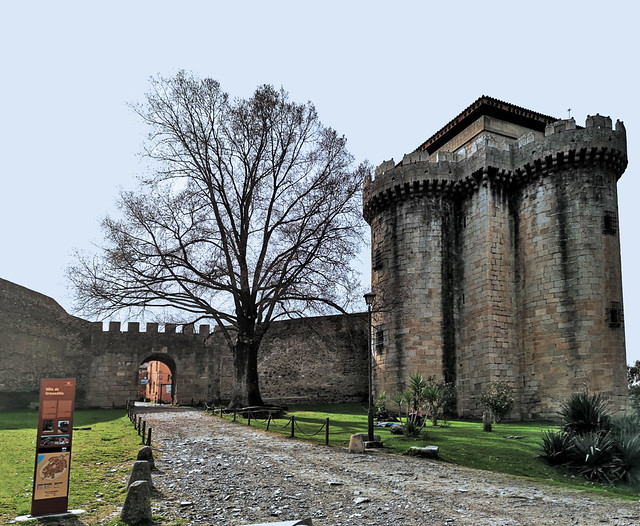 Puerta de la Villa exterior muralla y Castillo de Granadilla Cáceres 05