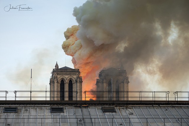Cathédrale Notre-Dame en flamme