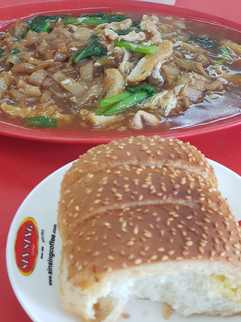 滑蛋河 Wat Dan Hor rm$6 & 大蒜烤面包 Garlic Bread rm$3 @ 顺德利茶餐室 Soon Teck Li Kopitiam in Alor Gajah, Melaka