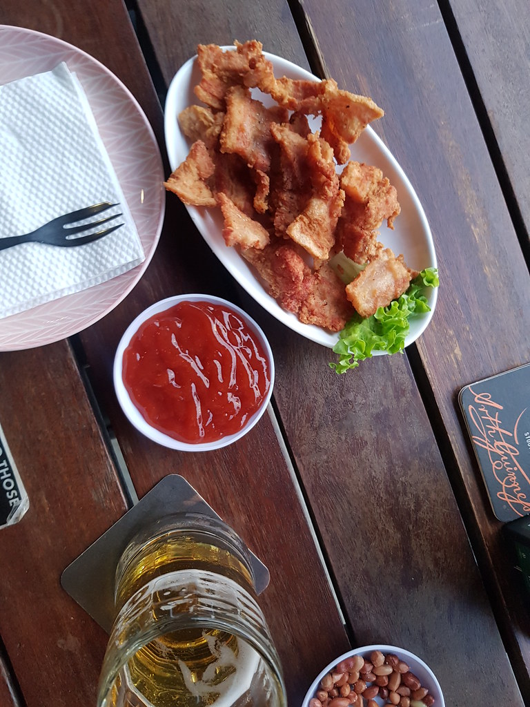 大蒜五花肉 Garlic Pork Belly rm$20 & 虎啤 Tiger Draft mug rm$15 @ Three Stooges Bar & Bistro at Uptown Damansara