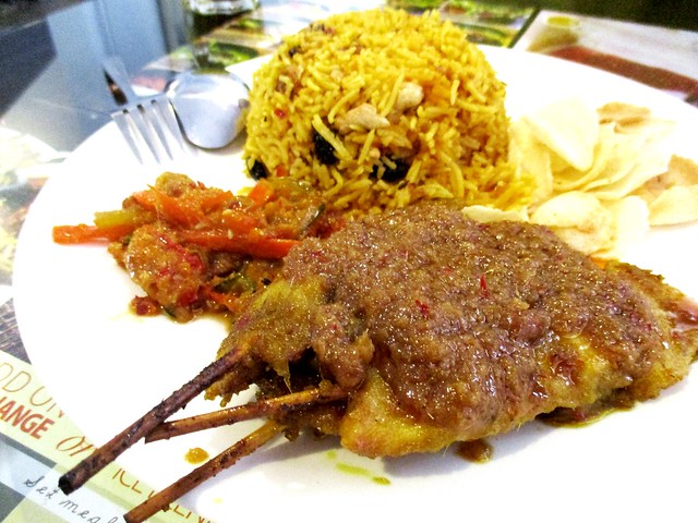 Nasi biryani with chicken satay