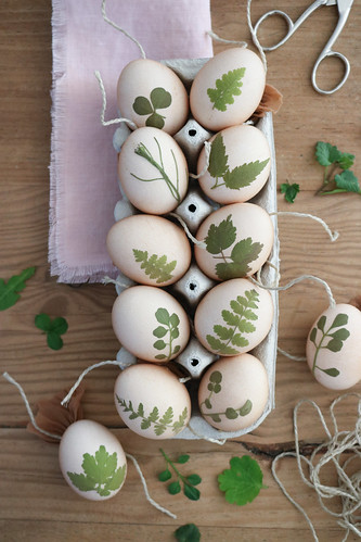 Natural dyed eggs and napkins
