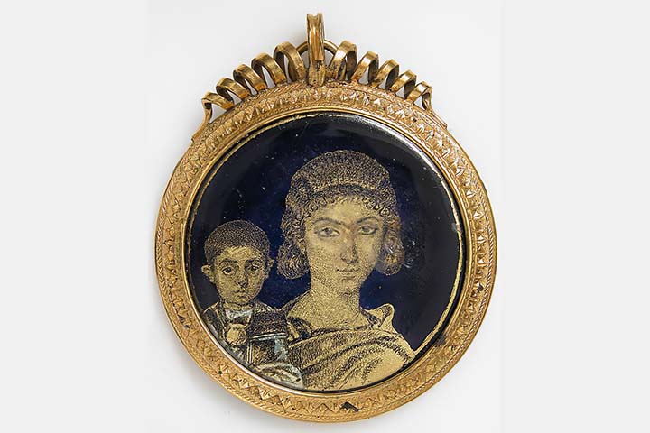 Marriage Roman Gold foil portrait early 4th century CE TheMet 720X480
