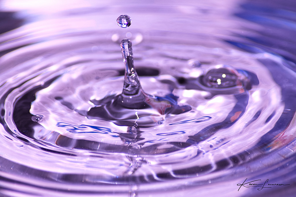 Сиреневая вода. Вода картинки. Фиалковая вода. Фиолетовая вода фон.