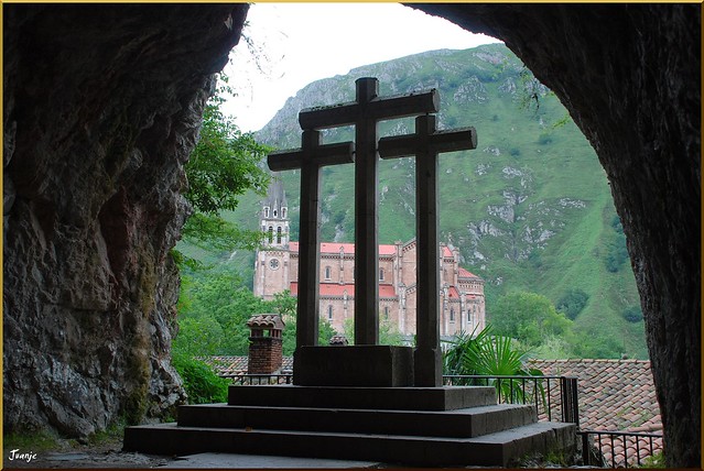 🇪🇸 🇪🇺 Tres cruces en Covadonga (Asturias, España, 29-6-2011) ⭐