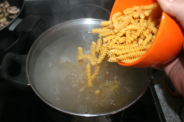 06 - Nudeln kochen / Cook noodles