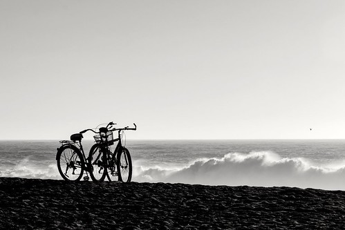 cobquecura playa atardecer blancoynegro bn bw bicicleta bicicletas arena mar iglesiadepiedra biobío chile beach sunset sand blackandwhite bike canon canon77d 77d tamron tamron70200 70200