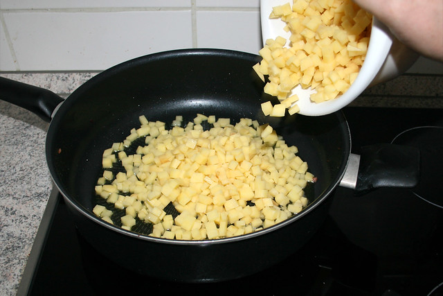 17 - Kartoffelwürfel in Pfanne geben / Put diced potatoes in pan