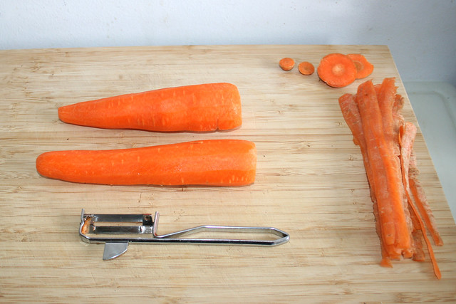 01 - Möhren schälen / Peel carrots