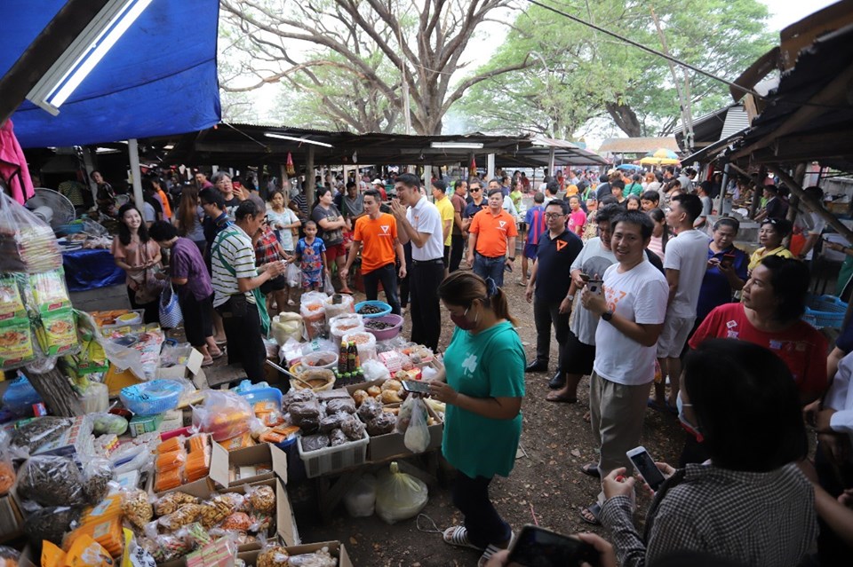 'ธนาธร' ช่วยหาเสียงเลือกตั้งซ่อมเชียงใหม่ เขต 8 ย้ำอยากให้พรรคที่ไม่สนับสนุน 'ประยุทธ์' พูดคุยกัน