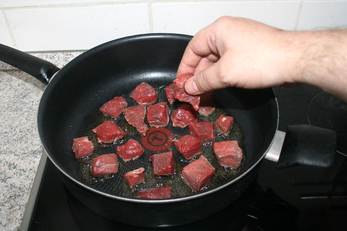 15-  Rindfleischwürfel portionsweise in Pfanne geben / Put  diced beef in portions in pan