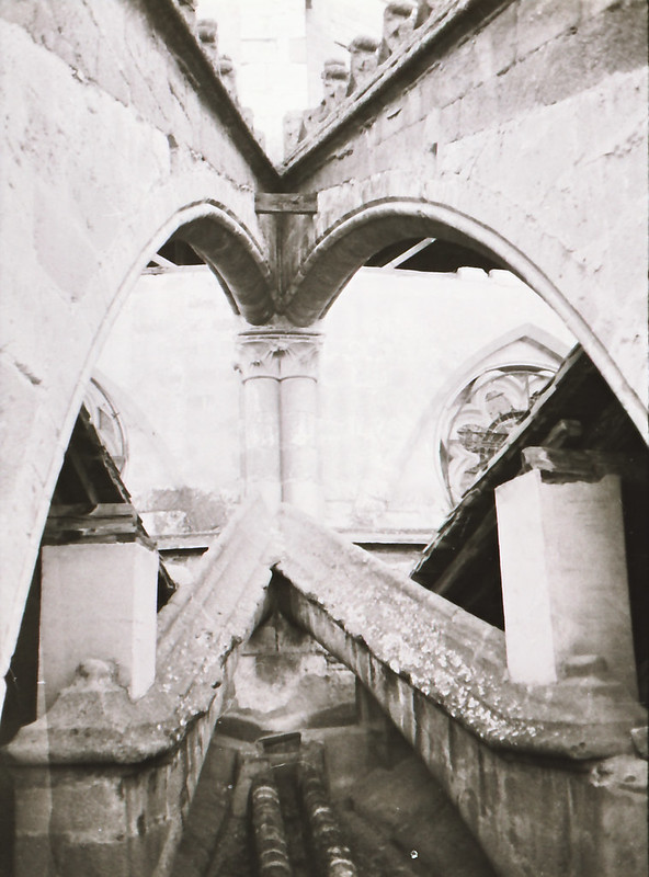Arbotantes góticos. Vista tomada desde las zonas superiores de la Catedral de Toledo en los años 60. Fotografía de Victoriano de Tena Sardón