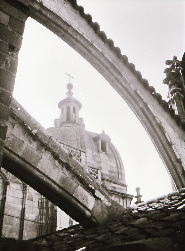 Arbotantes. Vista tomada desde las zonas superiores de la Catedral de Toledo en los años 60. Fotografía de Victoriano de Tena Sardón