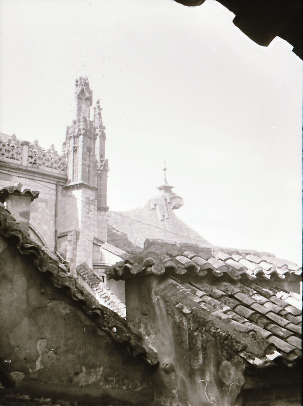 Vista tomada desde las zonas superiores de la Catedral de Toledo en los años 60. Fotografía de Victoriano de Tena Sardón