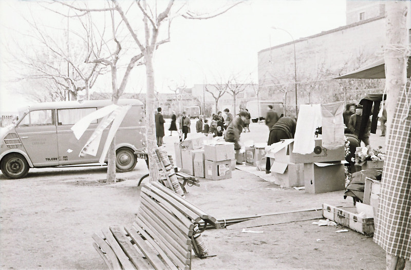 Mercadillo del Martes en el Paseo del Miradero en los años 60. Fotografía de Victoriano de Tena Sardón