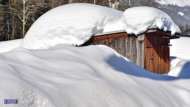 To Much Snow And A Hut (c) Bernard Egger :: rumoto images 0515