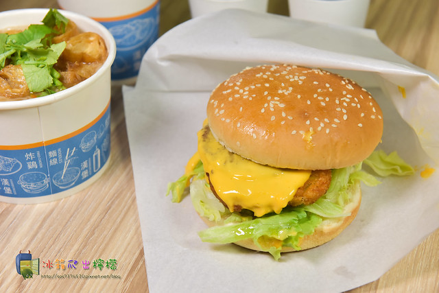 【食-新竹東區】享噹初❤新竹特產水潤餅華麗變身為『水潤餅漢堡』❤甜甜的餅皮意外的和辣味咔啦雞超搭❤東門市場 麵線×漢堡=絕對讓你吃飽飽 【食-新竹東區】享噹初❤新竹特產水潤餅華麗變身為『水潤餅漢堡』❤甜甜的餅皮意外的和辣味咔啦雞超搭❤東門市場 麵線×漢堡=絕對讓你吃飽飽