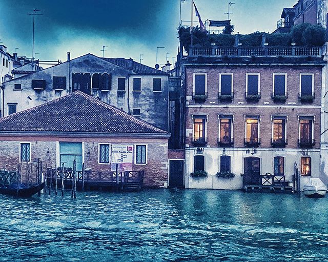 High tide warning alarm sounds in #Venice #hightide #veniza #flood #italy #waterrising #acquaalta