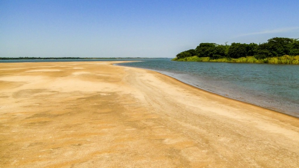 Praia de água doce no rio Araguaia (série com 3 fotos)