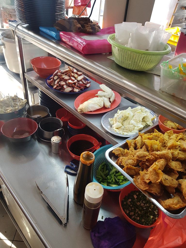 冬菇滑鸡云吞面 Chicken Mushroon Wan Ton Mee rm$8 & 薏米水 Barley rm$2 @ Restoran Sun Hin Loong (新興隆) SS2