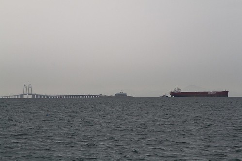 Bergebulk bulk carrier navigates the shipping channel, passing over the Hong Kong–Zhuhai–Macau Bridge immersed tube tunnel
