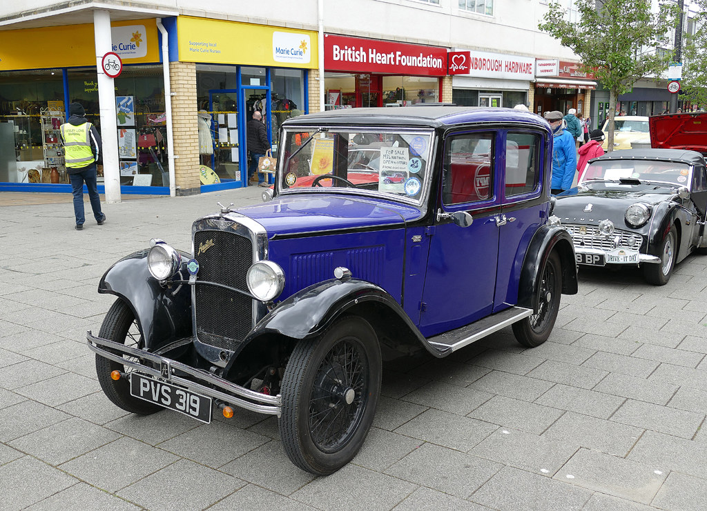 D21161.  Classic Cars in Queensmead, Farnborough.