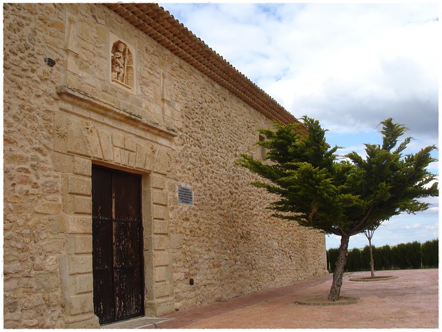 Puerta lateral, un Santo y la constancia del agradecimiento /Side door, a Saint and the record the appreciation