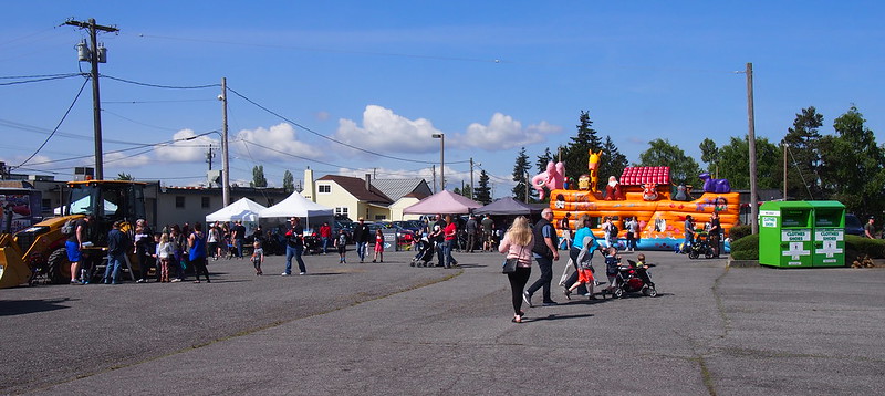 Touch a Truck: <a href="https://discoverstanwoodcamano.com/calendar/touch-a-truck/" rel="noreferrer nofollow">Touch a Truck</a> is an event where there are big trucks lined up so kids can honk their horns.  There were also booths and food trucks.