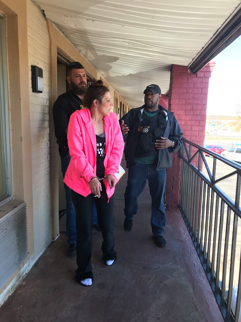 Woman arrested by bounty hunters | Female bail jumpier handc… | Flickr
