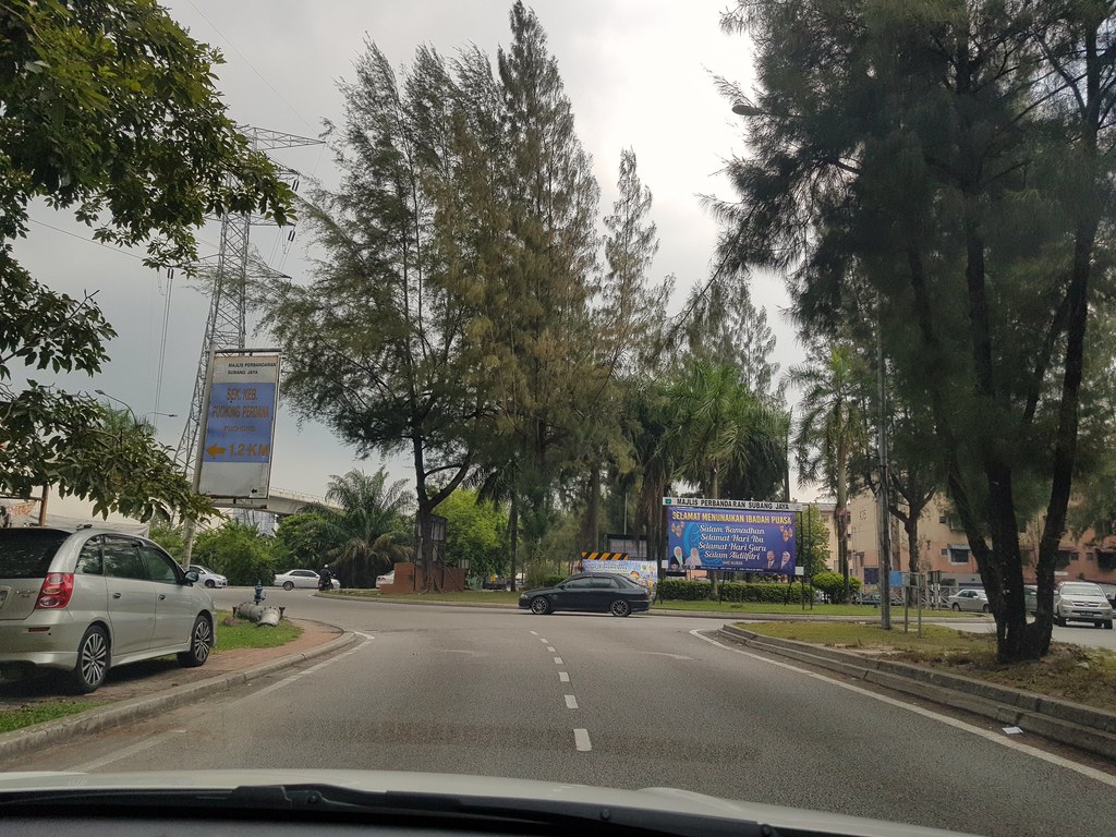 (12) Around 500 meters on Persiaran Puchong Permai, coming into a Round-about to Turn left at 9pm (USJ to Puchong Bandar Puteri with Toll Free)
