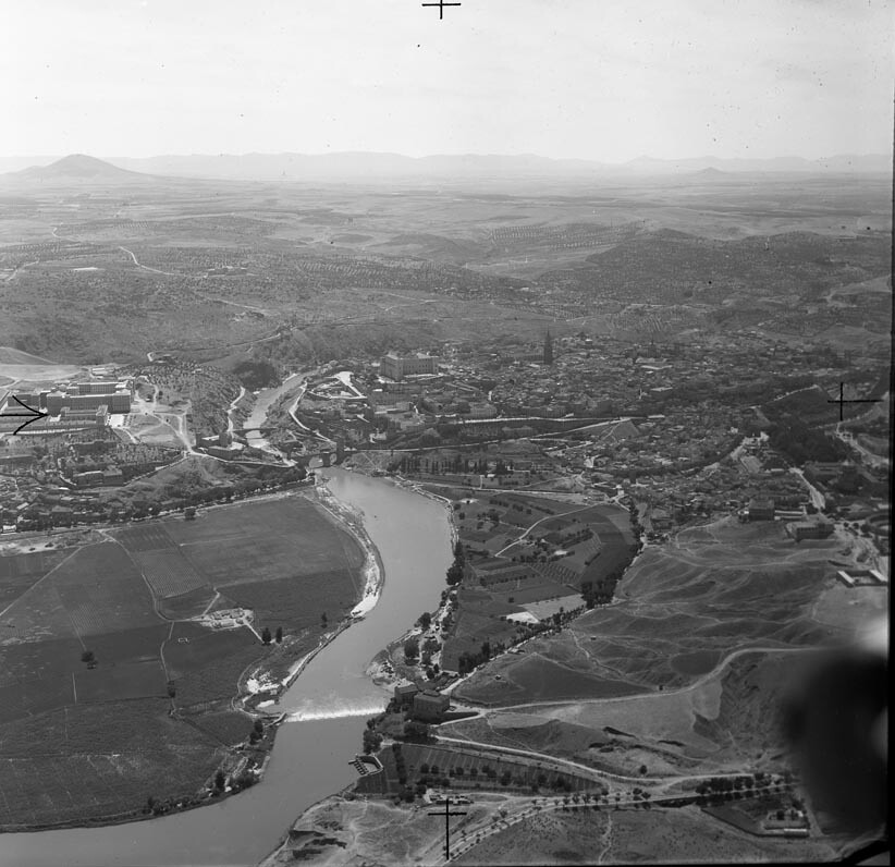 Foto aérea de Toledo tomada el 12 de agosto de 1960. Fondo Trabajos Aéreos y Fotogramétricos, S. A. (TAF) © Arxiu Nacional de Catalunya, Generalitat de Catalunya