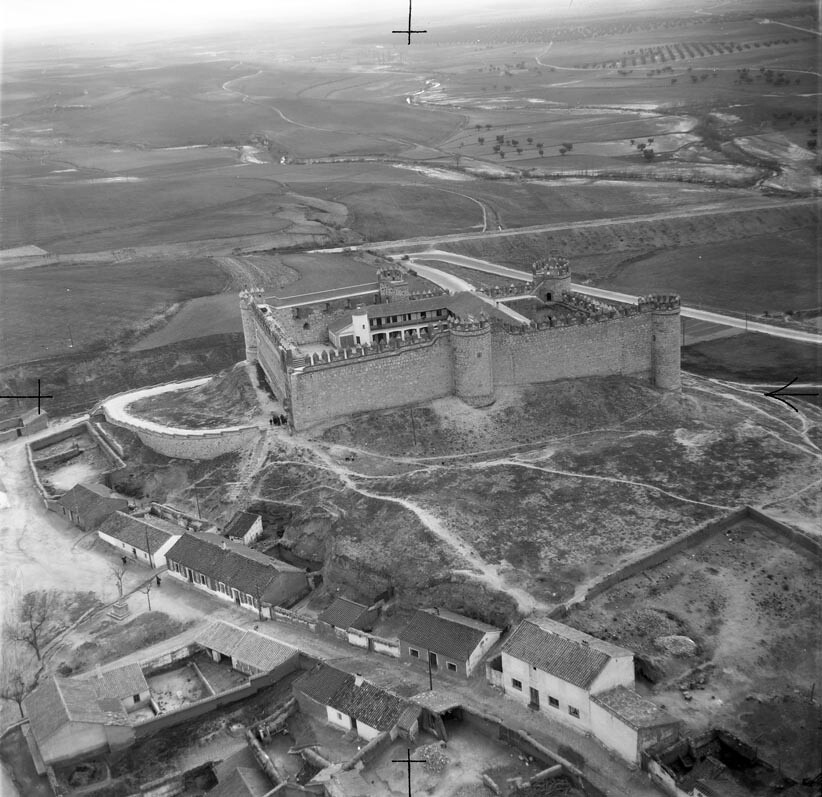 Castillo de Maqueda en 1956. Fondo Trabajos Aéreos y Fotogramétricos, S. A. (TAF) © Arxiu Nacional de Catalunya, Generalitat de Catalunya