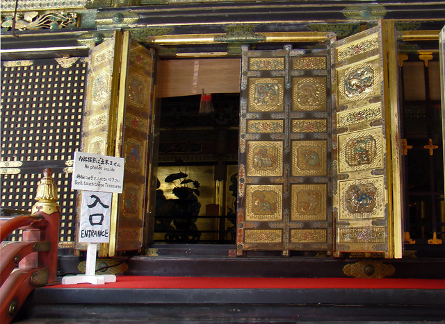 puerta de entrada edificio sala de Oracion Karamon puerta Mausoleo Lemitsu o Taiyuinbyo de Nikko Japon 24