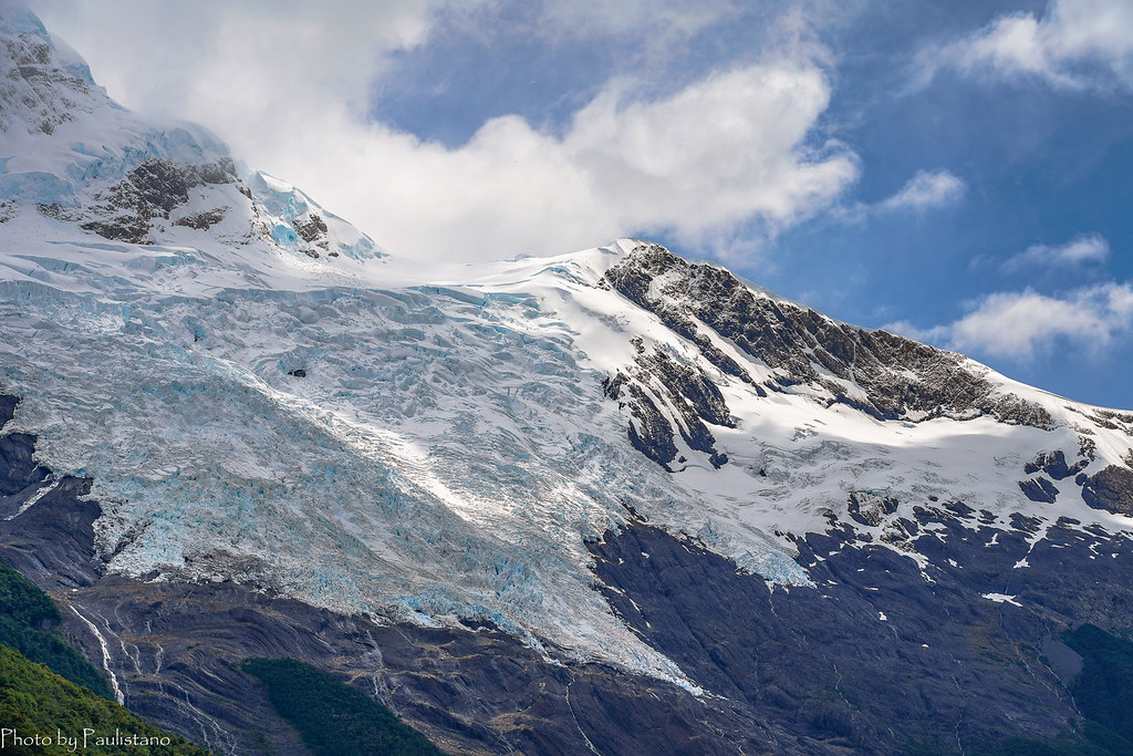 Hanging glacier / Висячий ледник